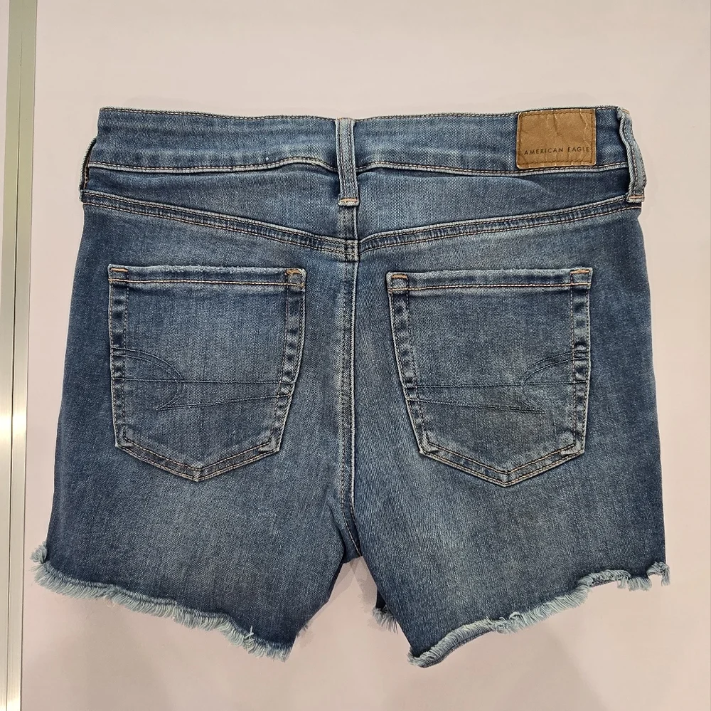 Size 4 AE midi shorts with eyelet lace pocket detail - Picture 1 of 5